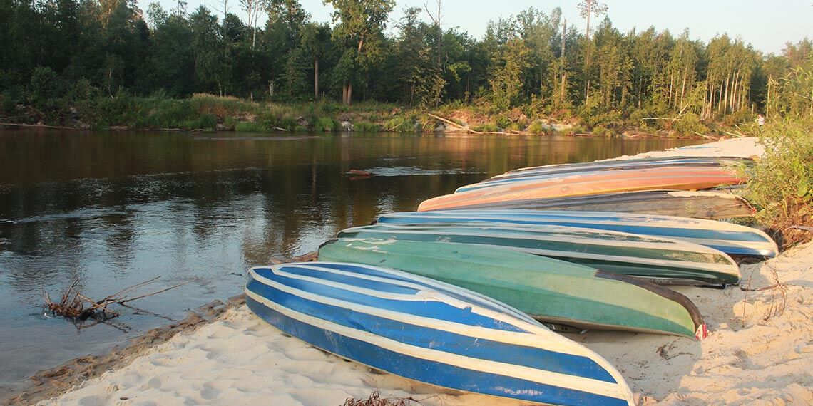 Изображение как отдыхают байдарки на сплаве На сплаве байдарки тоже любят отдыхать