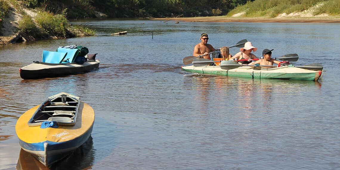 Фотография отплытия байдарки на сплав по реке Лух Отплывает байдарка на сплав по реке