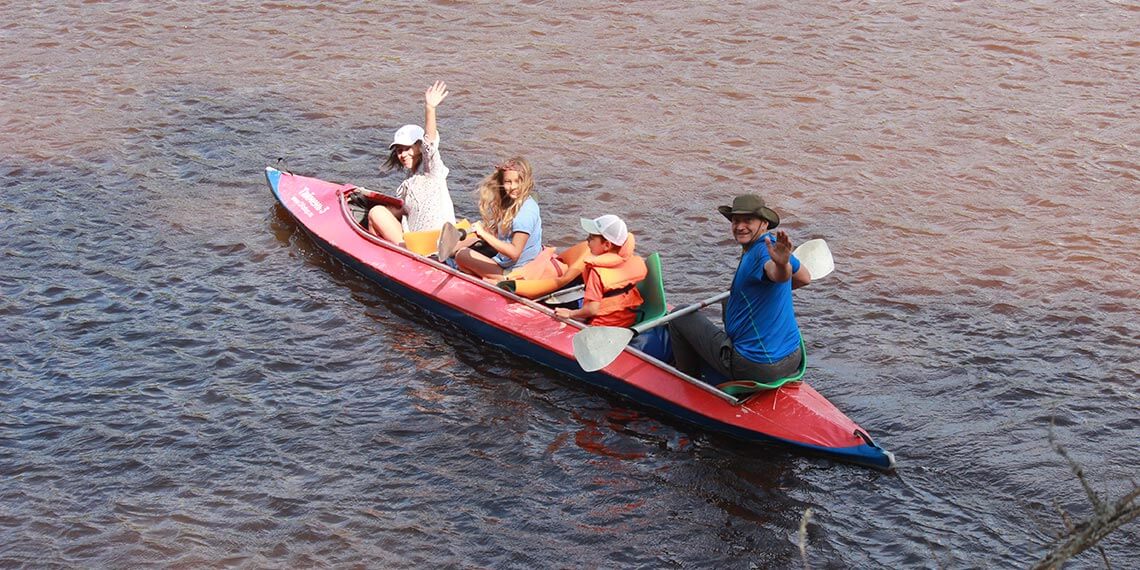 Изображение как байдарочники начинают наршрут на реке Байдарка с туристами начинает движение по маршруту