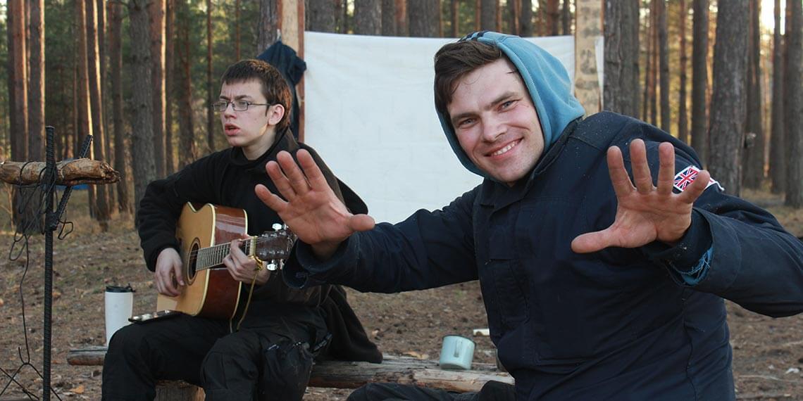 Песни под гитару на стоянке во время сплава по реке