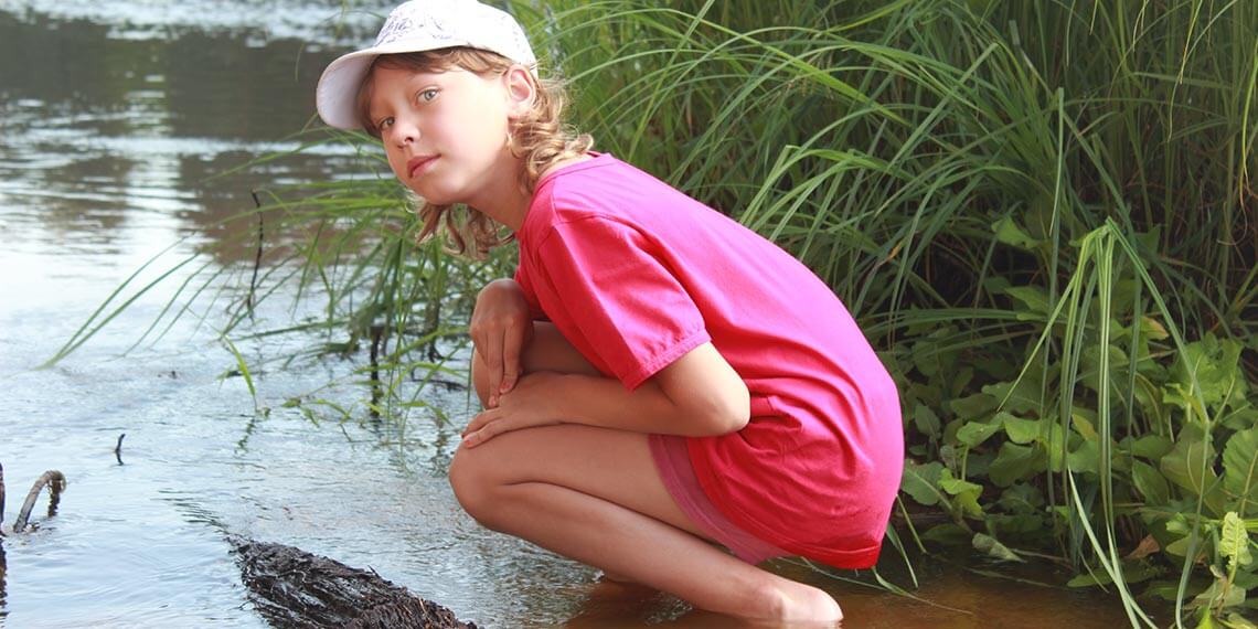 Дети хорошо отдыхают на берегу в походах